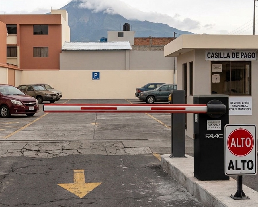 Barrera vehicular automática FAAC instalada en el ingreso de un parqueadero