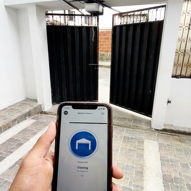 Portón automatizado abriéndose desde el celular con la app de control