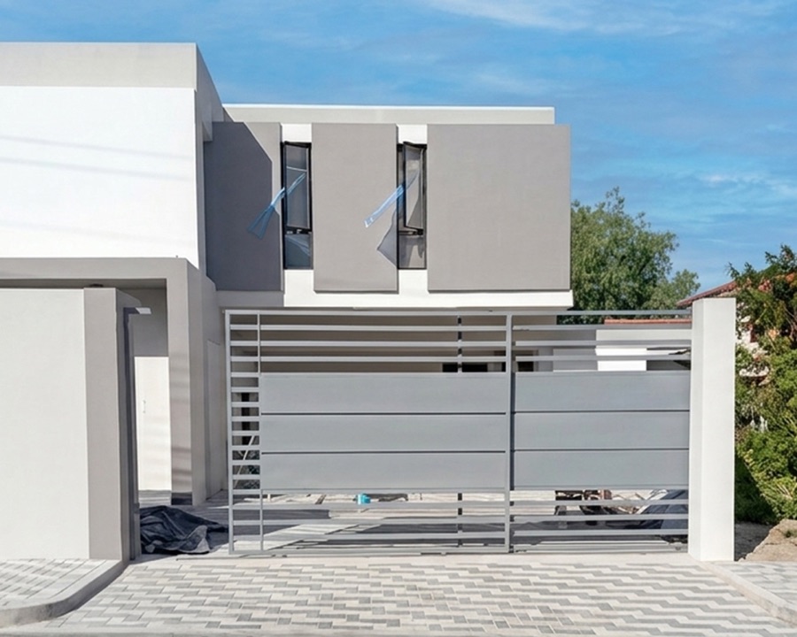 Puerta panelada blanca instalada en el ingreso de una vivienda