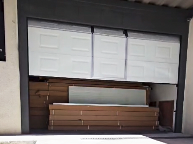 Puerta panelada blanca seccional en el ingreso de una bodega